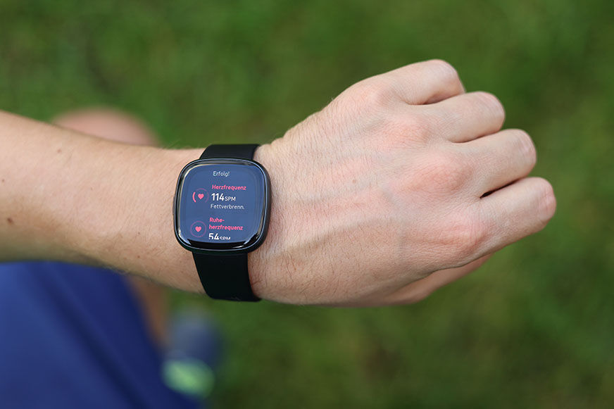 Man sieht die Herzfrequenz auf der Fitbit Versa 4